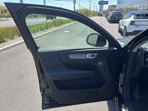 Certified 2025 Volvo XC40 B5 Plus AWD/4WD image 19