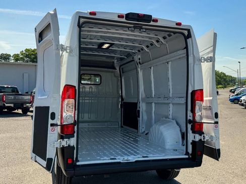 Used 2025 RAM ProMaster 2500 w/ Convenience Group FWD image 18