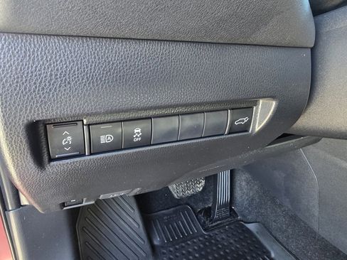 Certified 2023 Toyota Venza XLE image 19