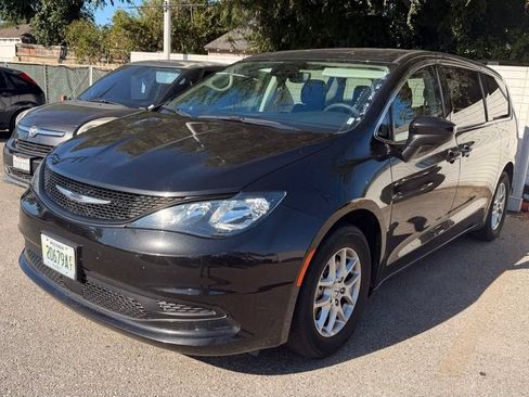 Used 2023 Chrysler Voyager LX FWD image 2
