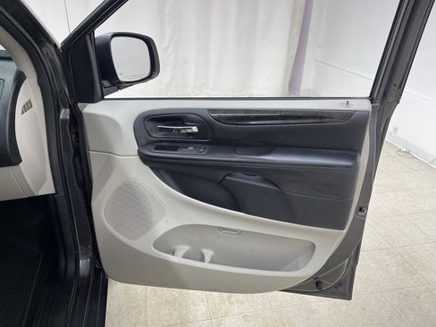 Used 2019 Dodge Grand Caravan SE w/ UConnect Hands-Free Group image 9