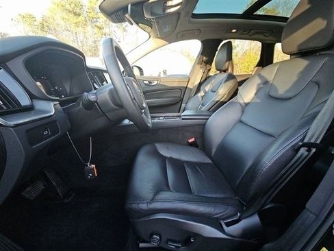 Used 2023 Volvo XC60 B5 Core image 3