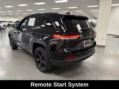 Used 2023 Jeep Grand Cherokee Altitude AWD/4WD image 5