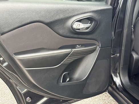 Used 2016 Jeep Cherokee Sport image 12