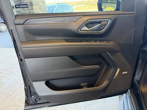 Used 2023 GMC Yukon XL SLT w/ SLT Luxury Package image 15