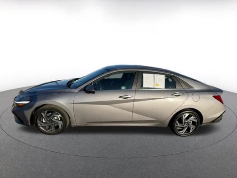Used 2025 Hyundai Elantra Limited image 9