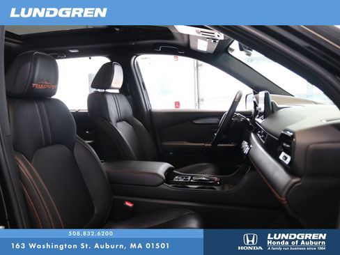Used 2025 Honda Pilot TrailSport image 18