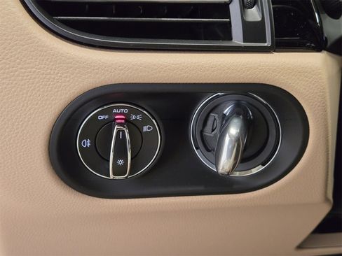 Used 2025 Porsche Macan image 21