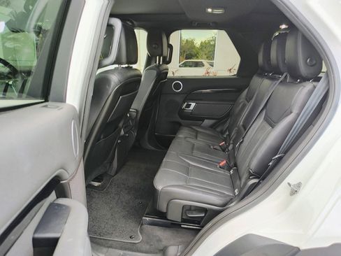 Used 2017 Land Rover Discovery SE image 12