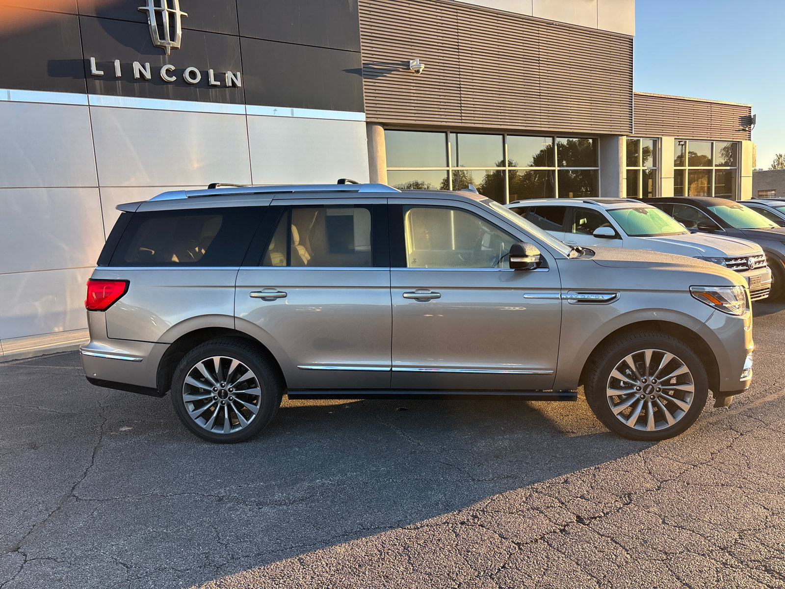 Certified 2020 Lincoln Navigator Reserve w/ Luxury Package AWD/4WD image 8