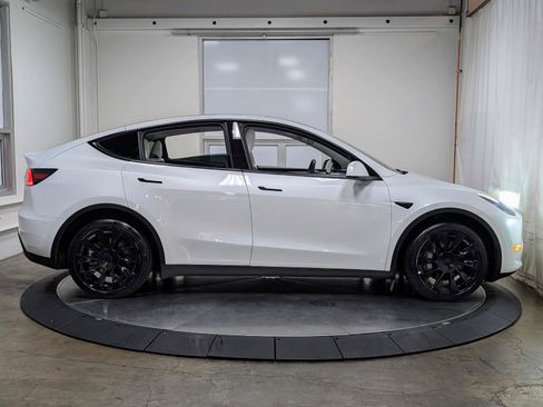 Used 2022 Tesla Model Y Long Range image 9