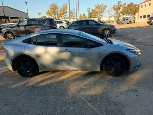 Used 2025 Toyota Prius LE image 7