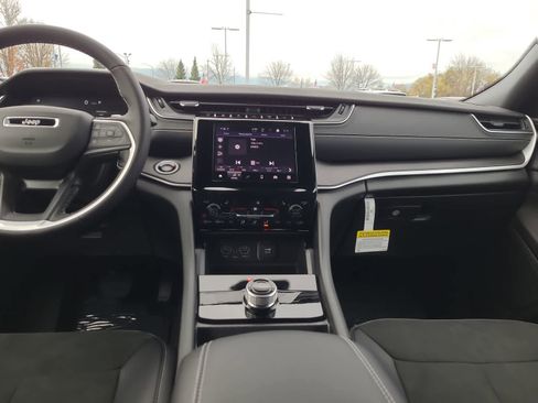 New 2025 Jeep Grand Cherokee Altitude image 18