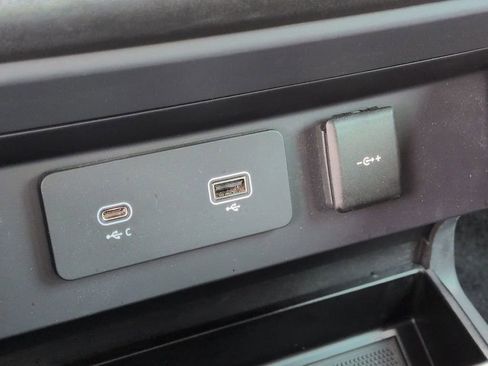 Used 2024 Land Rover Defender 110 X-Dynamic SE image 23