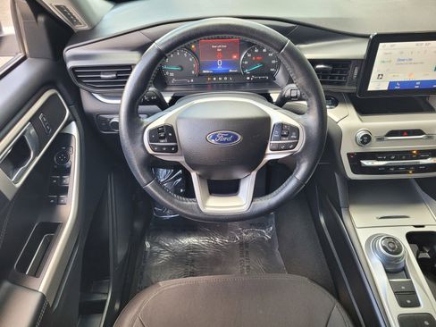 Used 2022 Ford Explorer XLT image 11