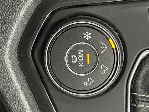 Used 2022 Volkswagen Tiguan SE image 48