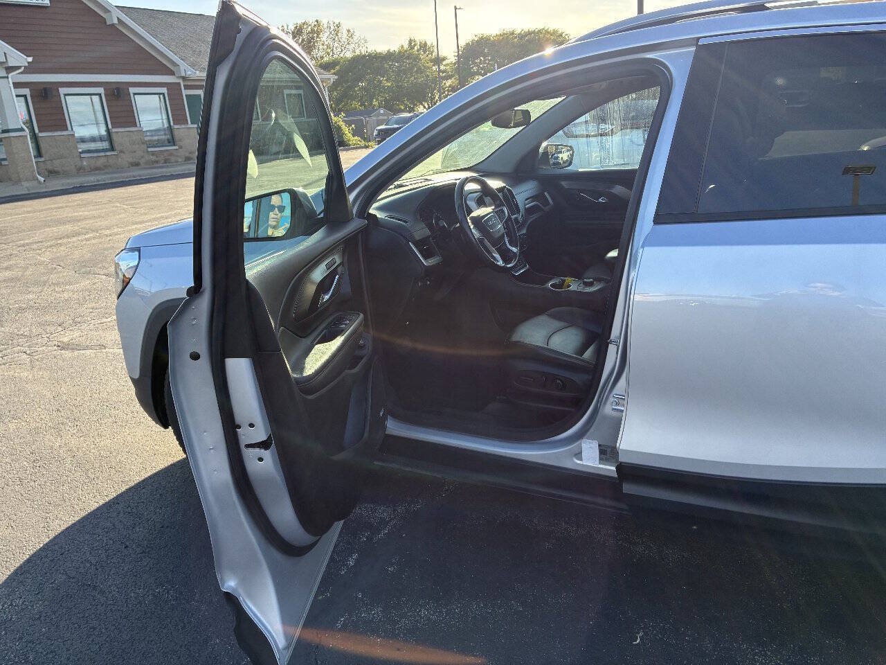 Used 2020 GMC Terrain SLT w/ GMC Pro Grade Package AWD/4WD image 9