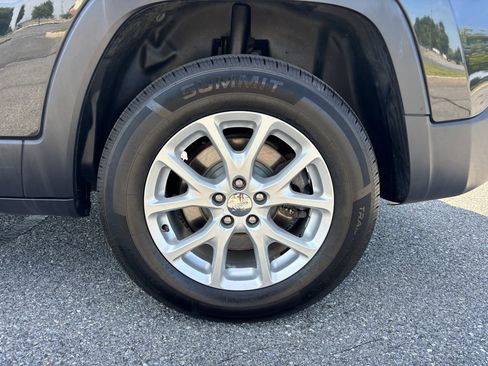 Used 2014 Jeep Cherokee Latitude w/ Cold Weather Group AWD/4WD image 35