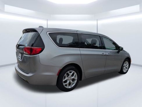 Used 2017 Chrysler Pacifica Touring Plus w/ Tire & Wheel Group FWD image 4