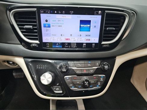 Used 2023 Chrysler Pacifica Touring-L FWD image 11