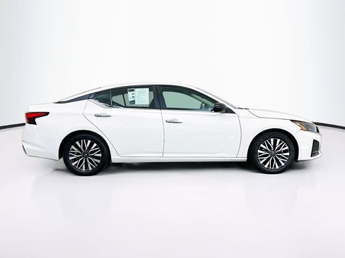 Used 2025 Nissan Altima 2.5 SV FWD image 10