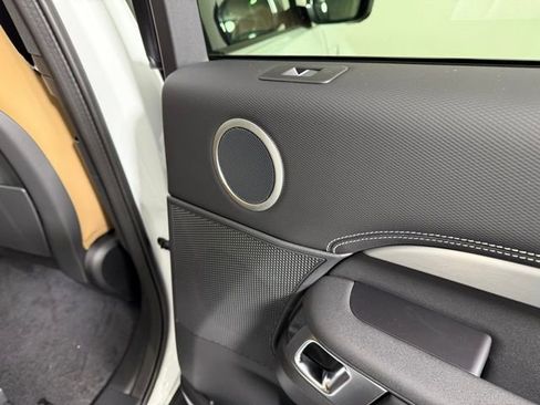 Used 2025 Land Rover Discovery Dynamic SE image 29