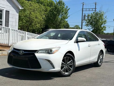 Used 2017 Toyota Camry SE FWD image 2