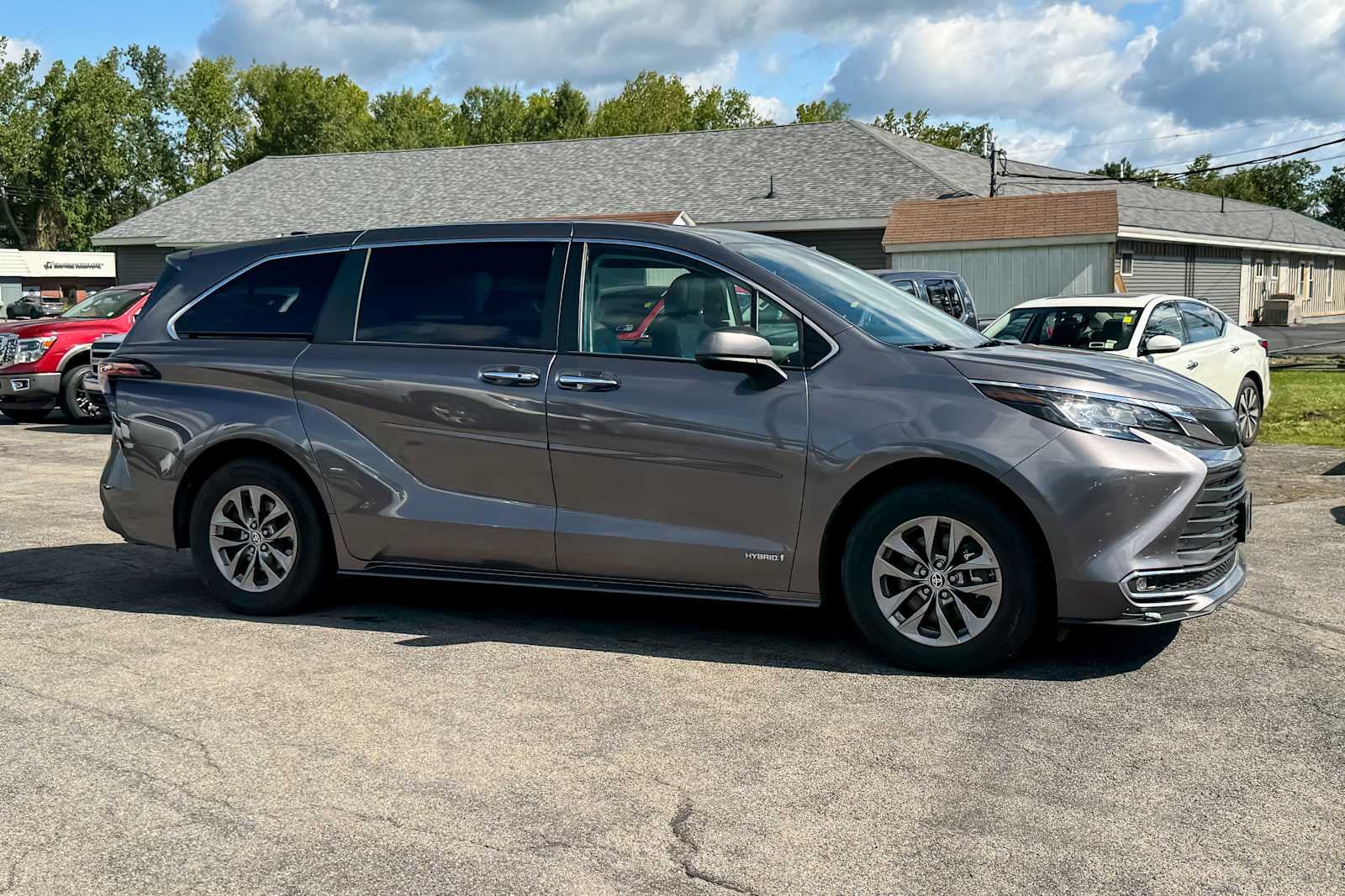 Used 2021 Toyota Sienna XLE FWD image 2