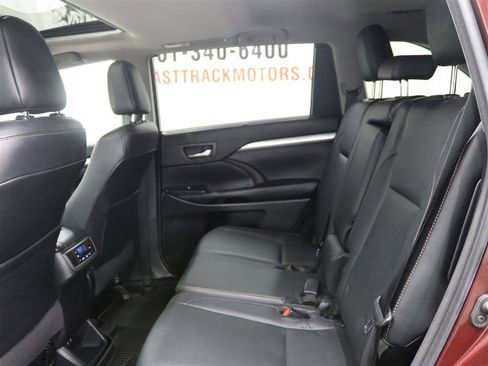 Used 2018 Toyota Highlander XLE AWD/4WD image 17