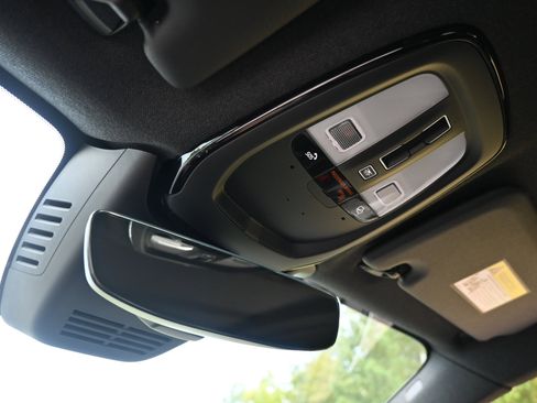 Used 2025 Volvo XC40 B5 Core image 35