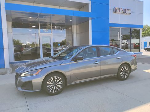 Used 2024 Nissan Altima 2.5 SV FWD image 12