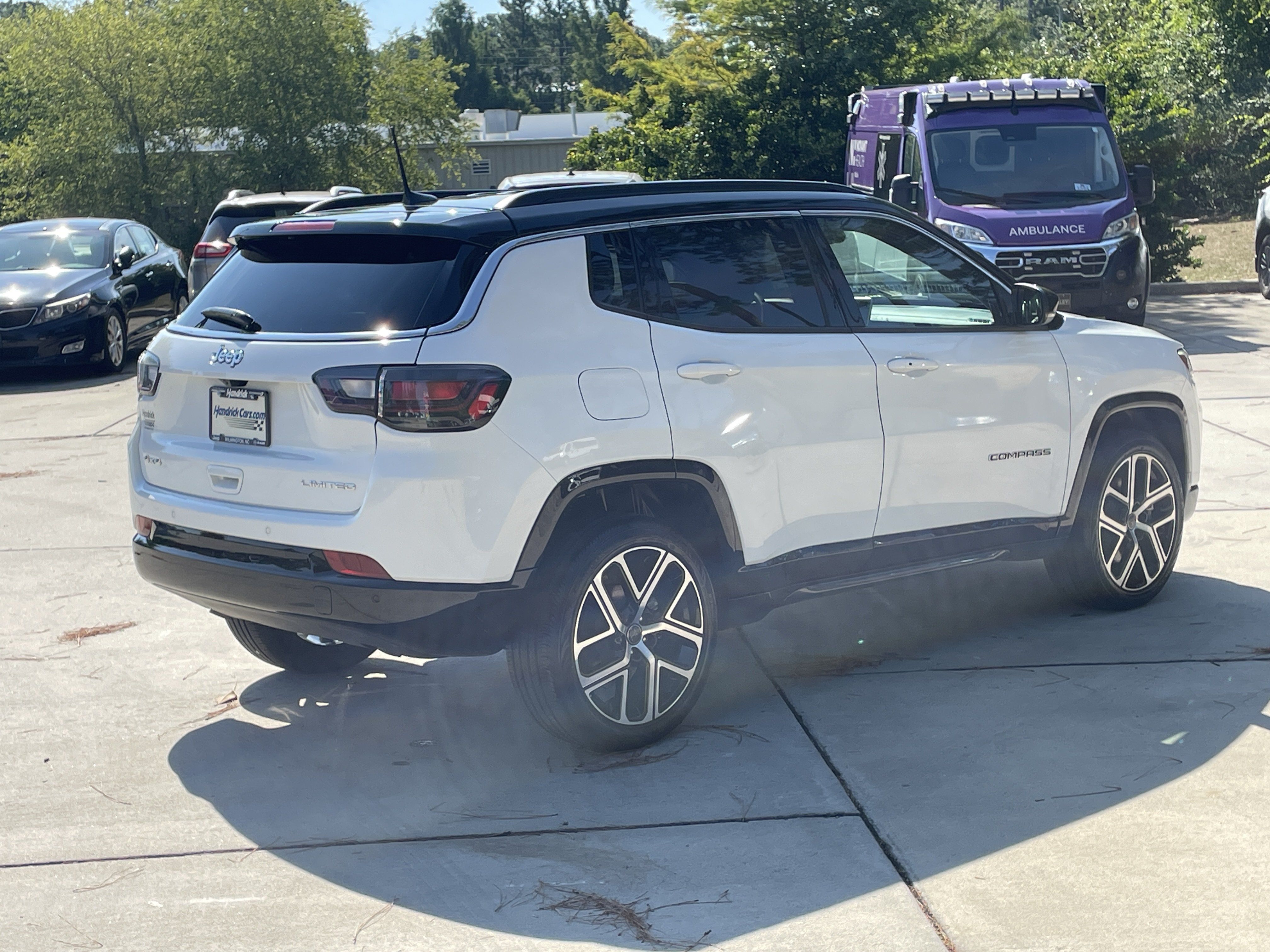 Used 2025 Jeep Compass Limited w/ Elite Group AWD/4WD image 9