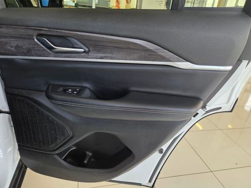 Used 2023 Jeep Grand Cherokee Limited AWD/4WD image 24