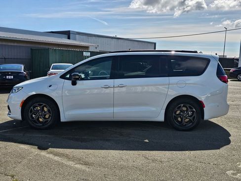 Used 2023 Chrysler Pacifica Limited w/ S Appearance Package FWD image 5
