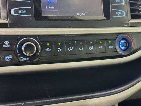 Used 2018 Toyota Highlander LE FWD image 17