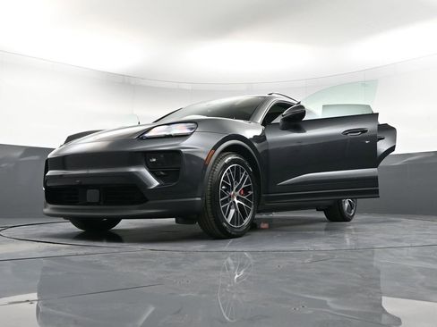 New 2026 Porsche Macan 4S Electric AWD/4WD image 39