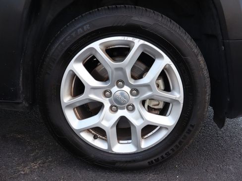 Used 2018 Jeep Renegade Latitude FWD image 43