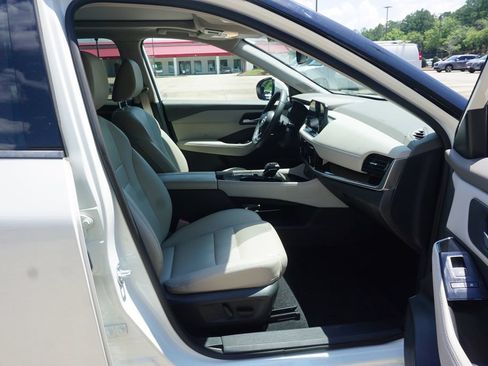 Used 2023 Nissan Rogue SL w/ SL Premium Package FWD image 16