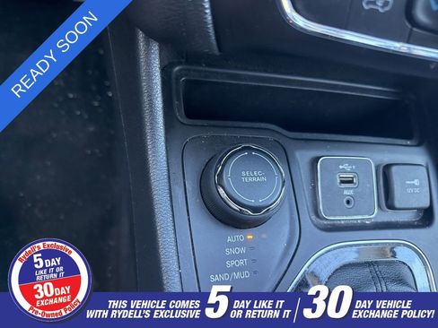 Used 2020 Jeep Cherokee Limited image 18