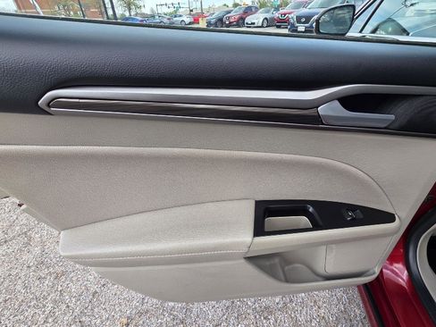 Used 2017 Ford Fusion SE w/ Fusion SE Technology Package FWD image 34