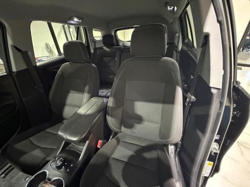 Used 2024 GMC Terrain SLE w/ Driver Convenience Package FWD image 17