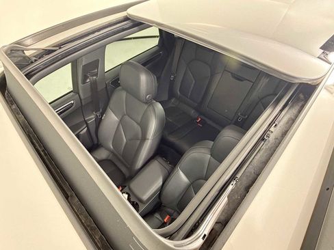 Certified 2025 Porsche Macan image 22