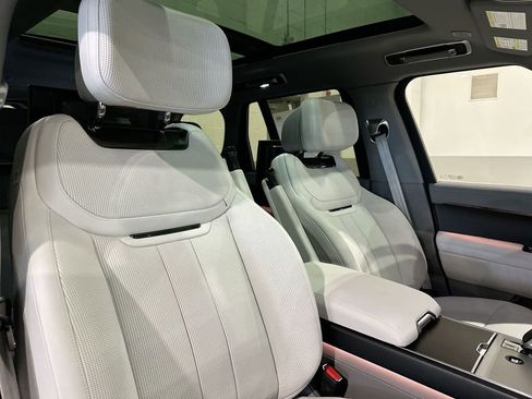 Used 2025 Land Rover Range Rover SV image 6