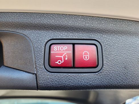 Used 2023 Mercedes-Benz GLE 350 4MATIC w/ AMG Line Exterior image 18