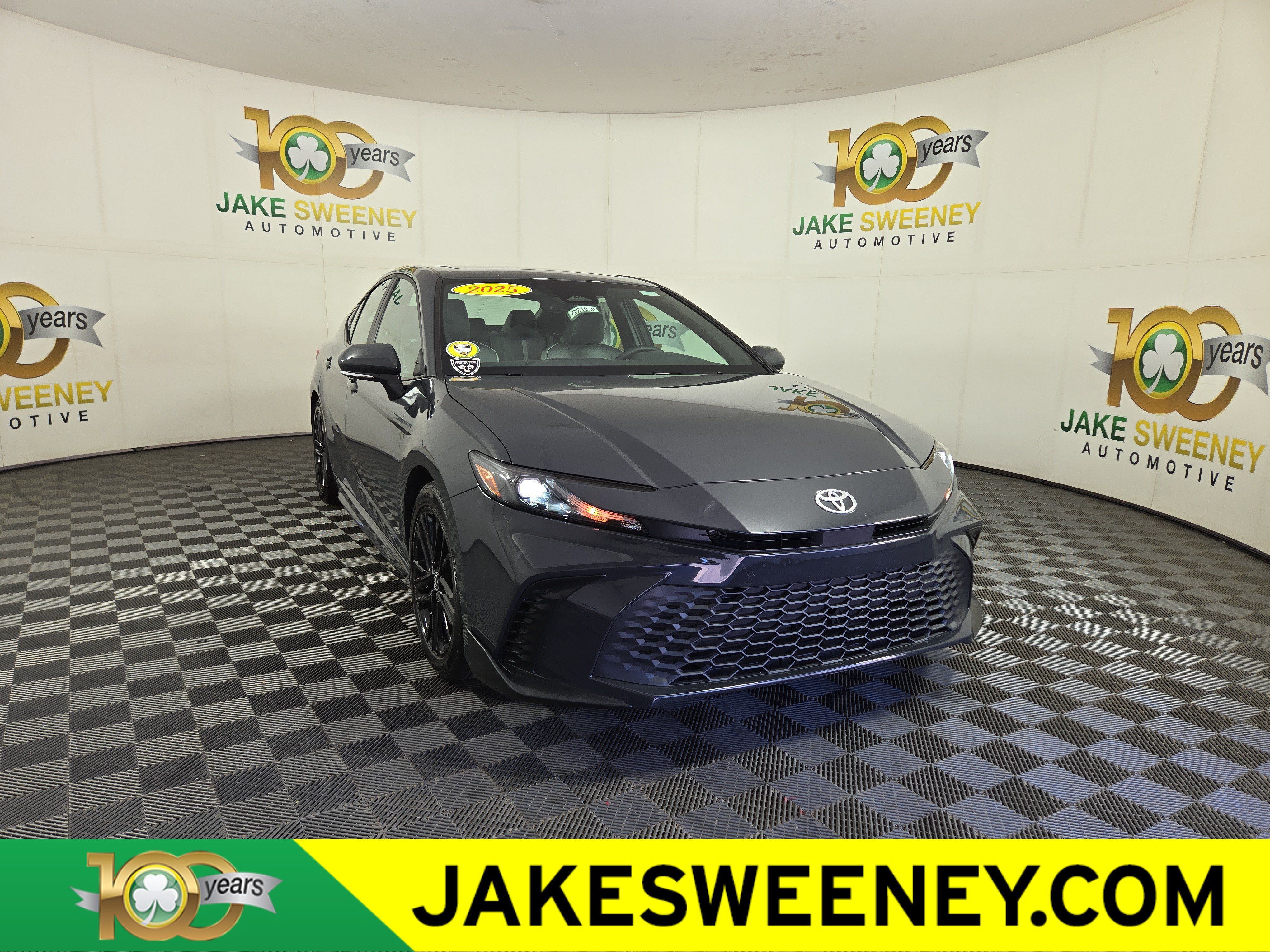 Used 2025 Toyota Camry SE w/ Convenience Package FWD image 1