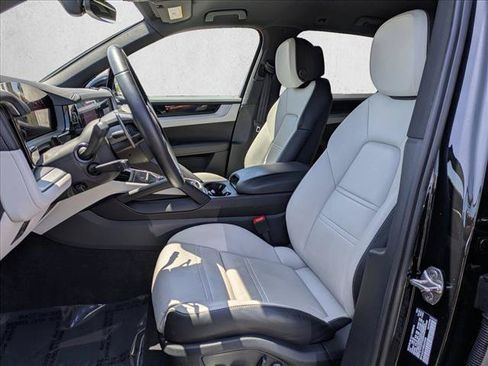 Used 2024 Porsche Cayenne AWD/4WD image 16