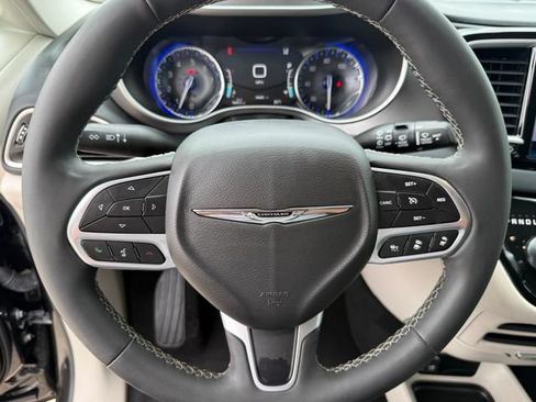 Used 2023 Chrysler Pacifica Touring-L FWD image 12