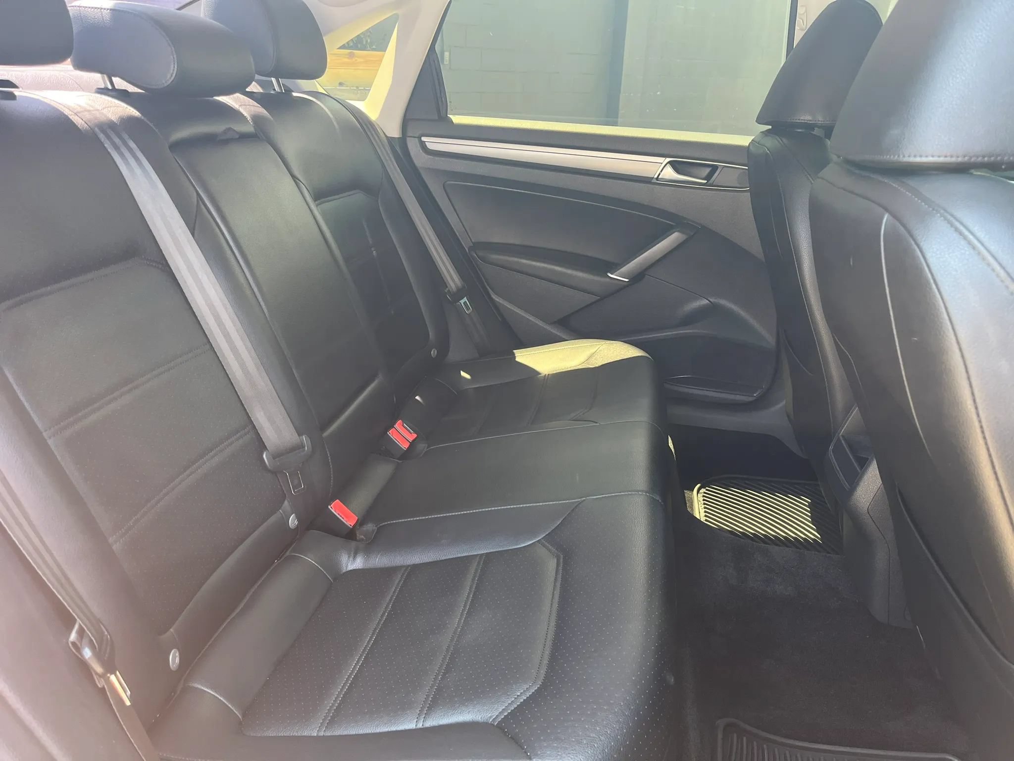Used 2018 Volkswagen Passat 2.0T R-Line w/ R-Line Lighting Package FWD image 21