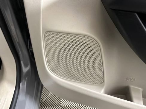 Used 2023 Chrysler Pacifica Touring-L image 29