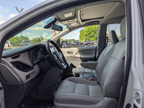 Used 2020 Toyota Sienna XLE w/ XLE Navigation Package FWD image 13